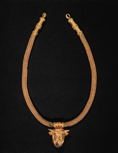 Collier avec un pendentif à tête humaine (or)